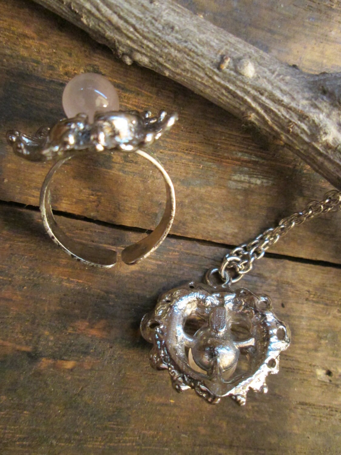 Vintage Souvenir Style Silver-tone Pendant Necklace With