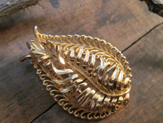 Vintage Gold-Tone Ornate Flowing Leaf Brooch (B-1… - image 1