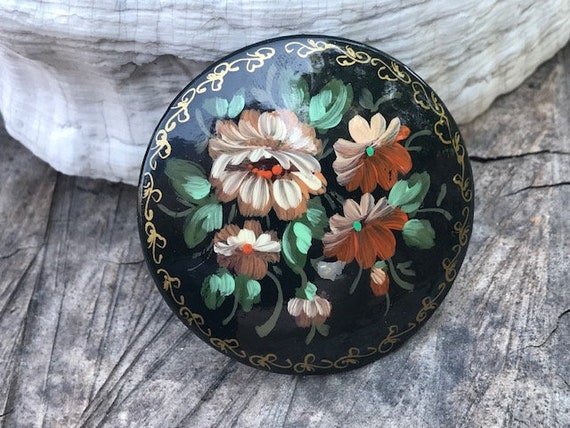 Broche Ovale Bois Noir Motif Floral Peint à La Main Signée Vintage - Occasion Parfaite