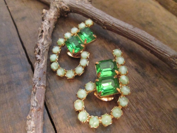 Vintage Gold-Tone Faux Emerald Green and Glass Be… - image 2