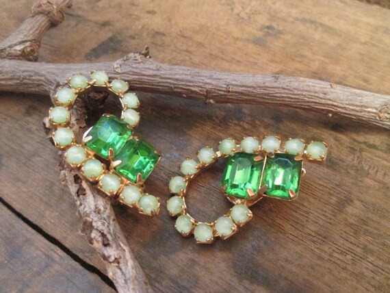 Vintage Gold-Tone Faux Emerald Green and Glass Be… - image 1