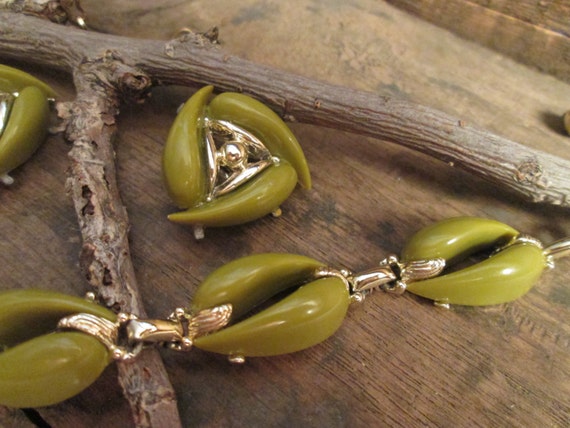 Vintage Gold-Tone and Muted Olive Green Choker Ne… - image 3