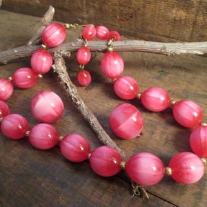 Vintage Pink-Watermelon Lucite Bead Choker with Clip Earrings  (E-30)