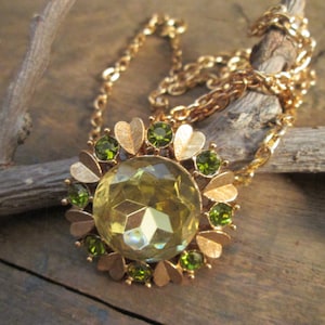 Vintage Avon Gold-Tone Necklace with Faux Citrine Peridot Emerald Green Rhinestones Flower Brooch/Pendant  (D-59)