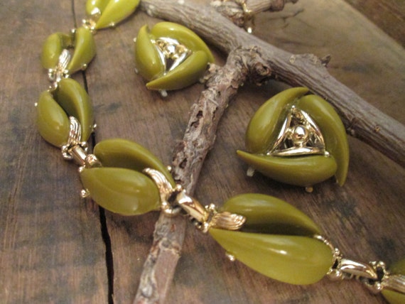 Vintage Gold-Tone and Muted Olive Green Choker Ne… - image 4