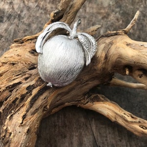 Sarah Coventry Silver-Tone Apple Shaped Brooch (B-136)
