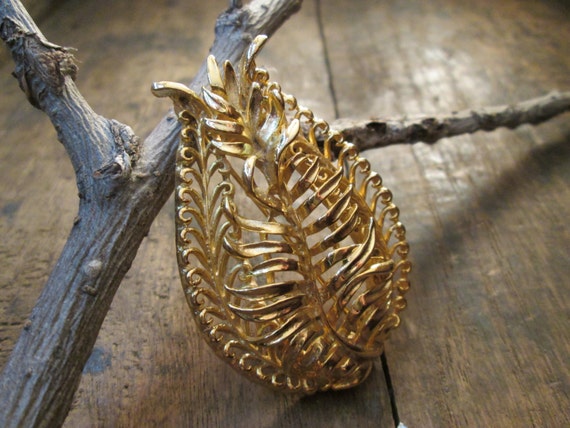 Vintage Gold-Tone Ornate Flowing Leaf Brooch (B-1… - image 2