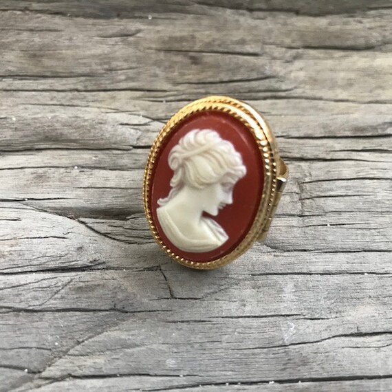 Avon cameo ring deals