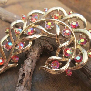 Vintage Gold-Tone Reddish Hue Aurora Borealis Brooch B-104 image 3