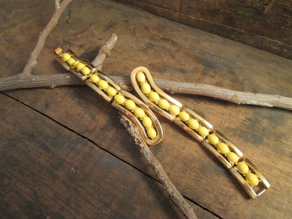 Rare Vintage Crown Trifari Gold-Tone Bracelet wit… - image 1