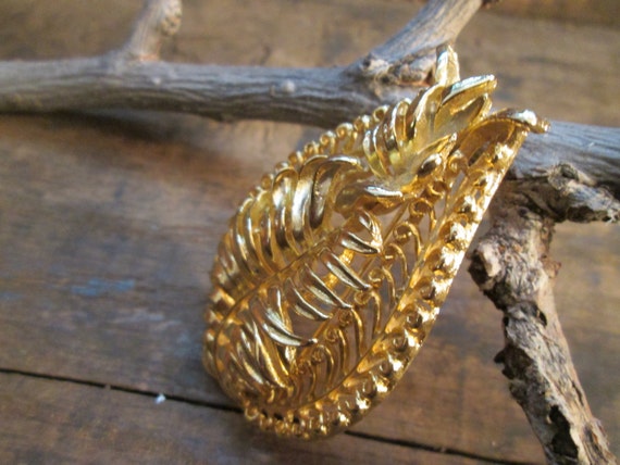Vintage Gold-Tone Ornate Flowing Leaf Brooch (B-1… - image 3