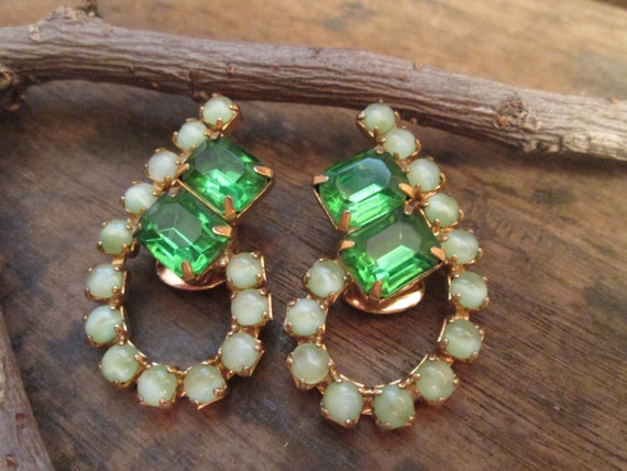 Vintage Gold-Tone Faux Emerald Green and Glass Be… - image 3