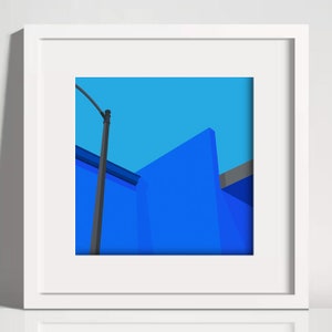 Minimal Blue Building Gerahmter Druck, minimal, abstrakt, zeitgenössisch, modern, Gebäude, Architektur, digitale Illustration
