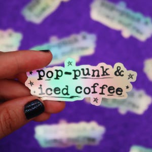 Pop-Punk & Iced Coffee Typografie Holo Vinyl Sticker 7,5 cm
