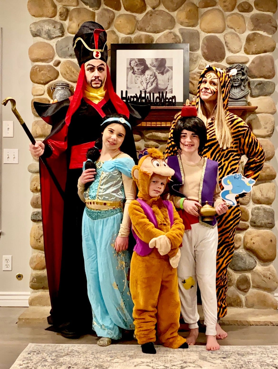 Aladdinthemed Family Costume Set For Halloween ubicaciondepersonas