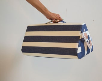 Blauw-wit gestreept strandkussen – buitenkussen | Nautisch zwembadkussen | Neksteun voor hangmat | Cadeau-idee kust