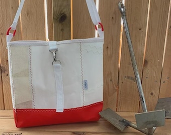 Rode en witte koerierstas van zeildoek | Handgemaakte eco-crossbody | Nautische upcycled schoudertas | Uniseks reistas