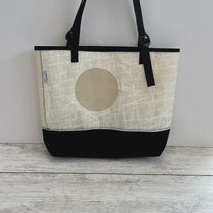 Segeltuchtasche aus recyceltem Segeltuch – Handgemachte Öko-Einkaufstasche – Schwarz-Weiße Umhängetasche für den täglichen Gebrauch