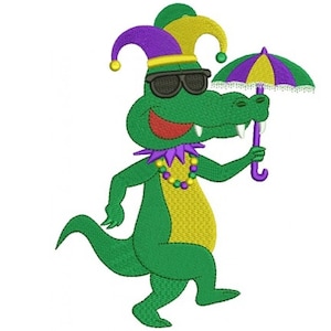 Könnte beinhalten: Ein grünes Alligator, das einen lila und gelben Narrenhut und eine Sonnenbrille trägt, hält einen lila, gelben und grünen Regenschirm. Das Alligator trägt eine lila und grüne Perlenkette.