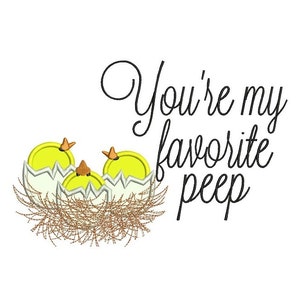 Può includere: Design ricamato con tre pulcini gialli che escono da uova bianche e grigie, annidati in un nido marrone. Il testo "You're my favorite peep" è scritto in corsivo.