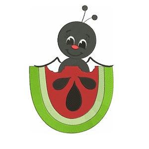 Può includere: Una formica di cartone animato nera con il naso rosso e gli occhi grandi sta mangiando una fetta di anguria. L'anguria è verde all'esterno e rossa all'interno.