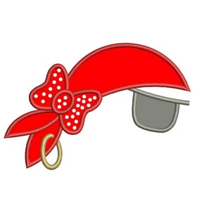 Puede incluir: Bandana roja con lunares blancos y parche de ojo gris. La bandana está atada en un lazo en la parte superior.