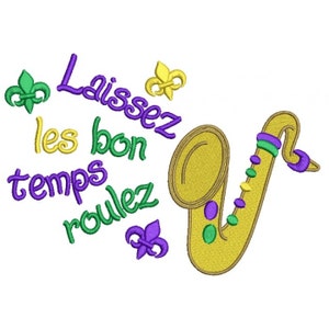 Pode incluir: Um saxofone amarelo com detalhes em verde, roxo e dourado. A imagem inclui a frase "Laissez les bon temps roulez" em escrita roxa, verde e amarela, juntamente com símbolos de flor-de-lis em verde, dourado e roxo.
