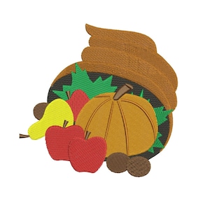 Puede incluir: Una cornucopia llena de artículos de la cosecha de otoño, incluyendo una pera amarilla, manzanas rojas, una calabaza naranja grande y bellotas marrones.