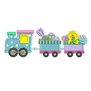 Può includere: Un locomotore blu e bianco a pois tira due vagoni rosa e viola. Il primo vagone è pieno di uova di Pasqua color pastello e un fiore viola. Il secondo vagone ha un pulcino giallo con foglie verdi e un fiore viola.