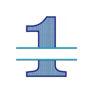 Può includere: Un numero uno blu con un design a monogramma diviso. Il numero è contornato di blu scuro e ha un motivo a scacchi. Due linee turchesi sono sopra e sotto il numero, creando uno spazio per un nome o delle iniziali.