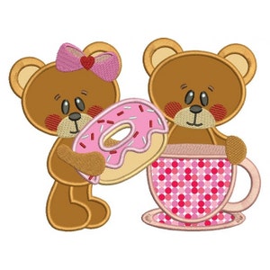 Könnte beinhalten: Zwei braune Teddybären, einer hält einen rosafarbenen Donut mit weißen Streuseln und der andere hält eine rosafarbene und weiße Kaffeetasse mit Punkten.