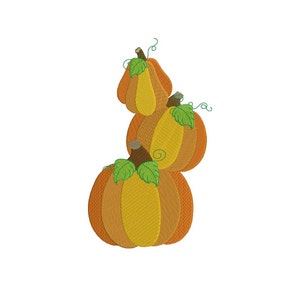Puede incluir: Una pila de tres calabazas naranjas con tallos y hojas verdes. Las calabazas están dispuestas en forma de pirámide, con la más grande en la parte inferior y la más pequeña en la parte superior.