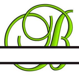 Puede incluir: Letra B verde en cursiva con una línea horizontal negra por encima y por debajo de la letra. La letra está en un estilo de monograma dividido.