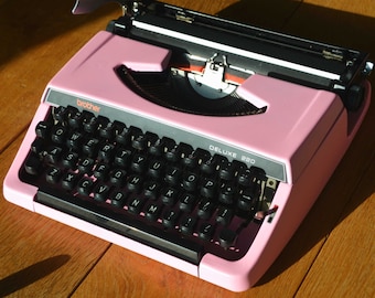 COLORI PERSONALIZZATI DISPONIBILI - Macchina da scrivere Brother 220 rosa baby - Assistenza professionale - Consegna rapida garantita