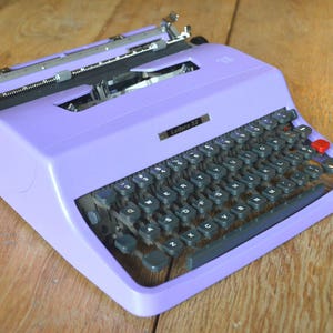 Professionell gewartete Schreibmaschine - Lilac Olivetti Lettera 32 - Funktioniert Perfekt