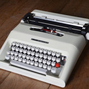 Professionally Serviced - White Olivetti Lettera 35 Typewriter -  Working Perfectly