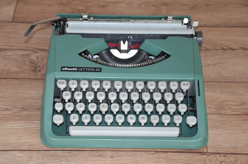 Working Typewriter Olivetti Lettera 82 Working Perfectly CHRISTMAS SALE