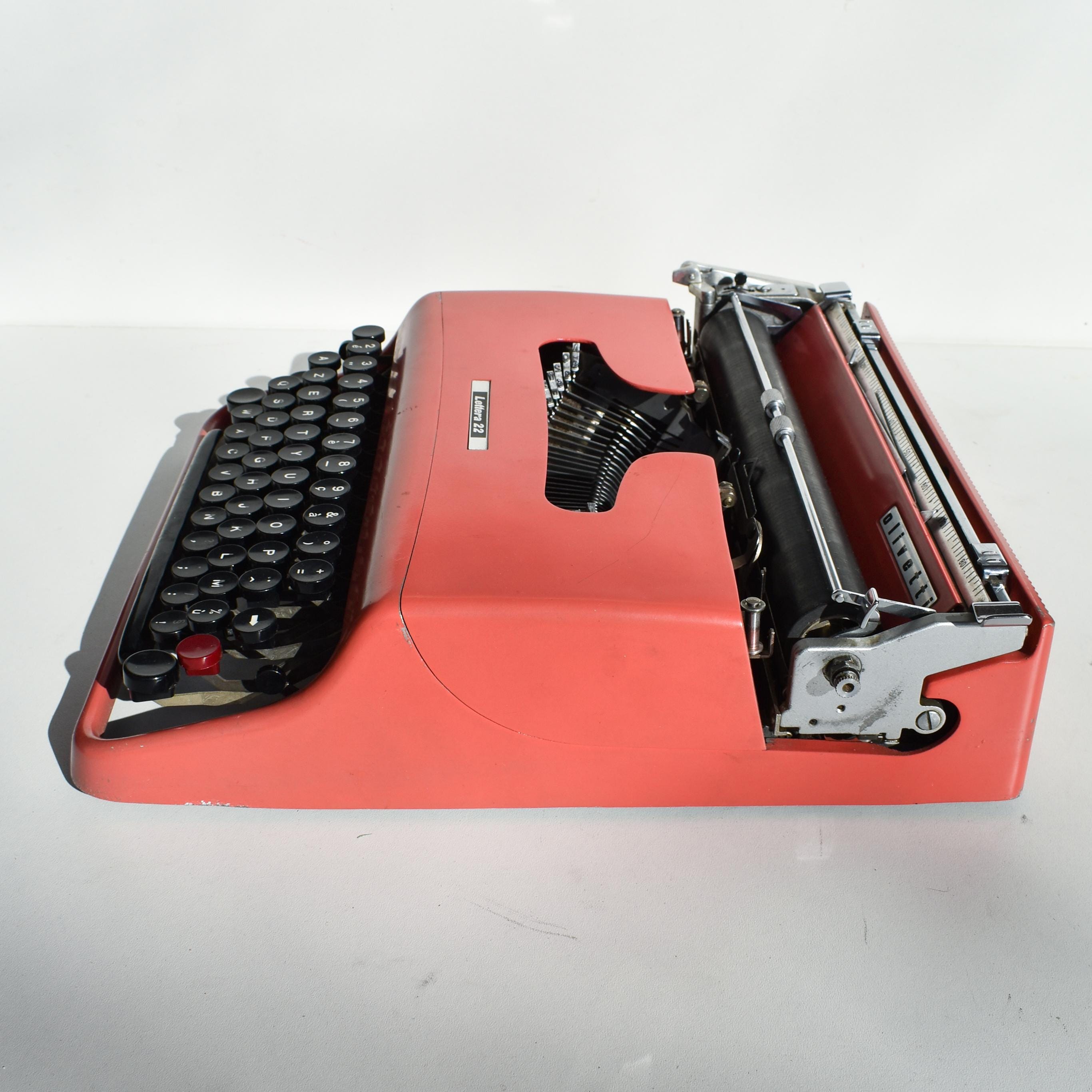 完璧に動作するタイプライター - サーモンピンク Olivetti Lettera 22