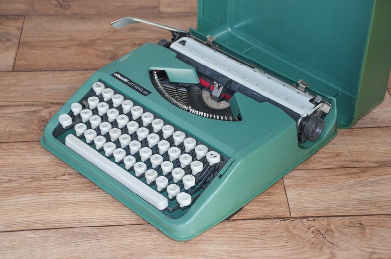 Working Typewriter Olivetti Lettera 82 Working Perfectly CHRISTMAS SALE