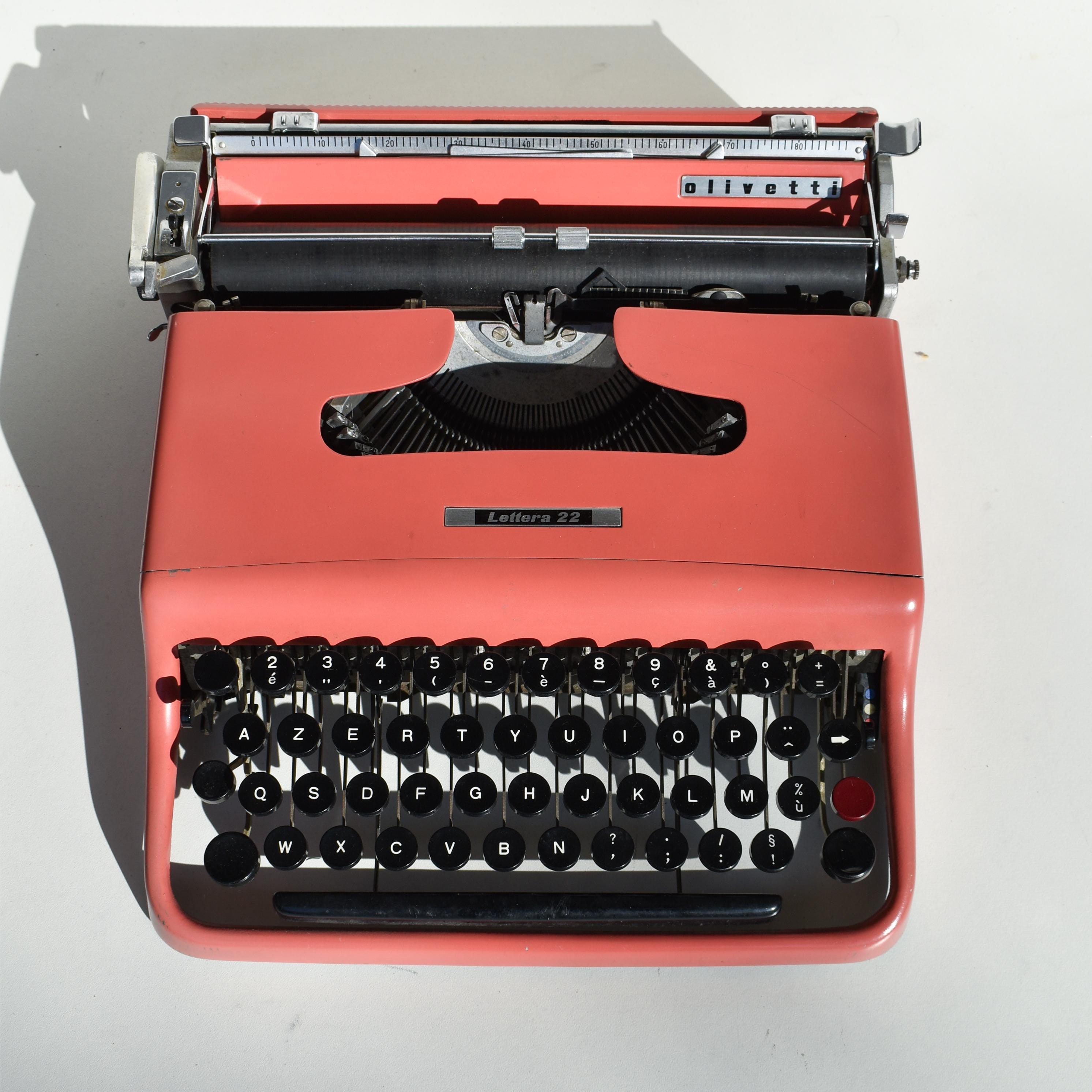完璧に動作するタイプライター - サーモンピンク Olivetti Lettera 22