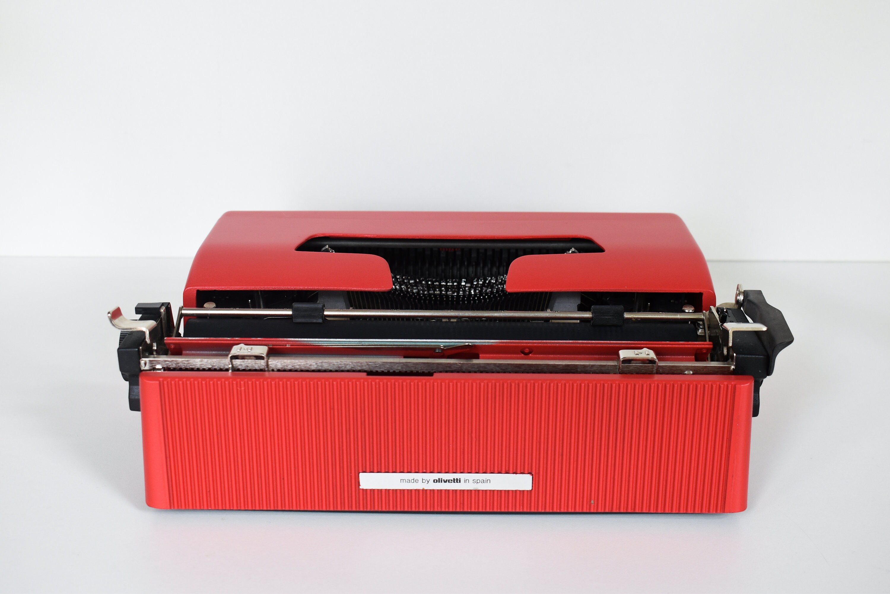 カスタムカラーもご用意 - ライトレッド Olivetti Lettera 32 タイプ