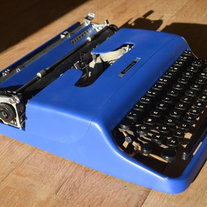 CUSTOM MADE Typewriter 1950's Royal Blue Olivetti Lettera 22 Fully Serviced Working Perfectly image 3