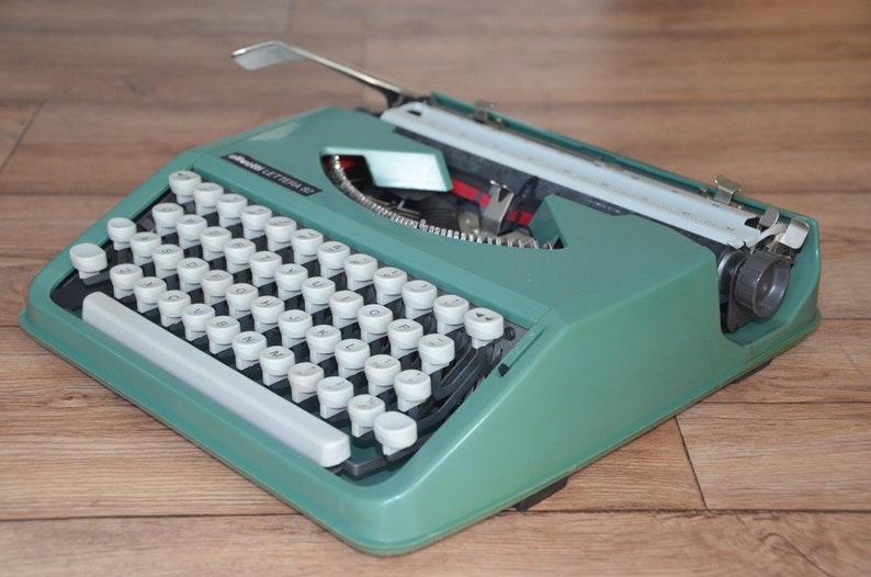 Working Typewriter Olivetti Lettera 82 Working Perfectly CHRISTMAS SALE