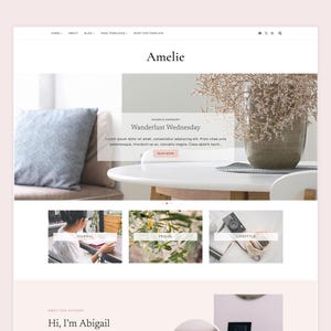 以下が含まれることがあります： 上部に「Amelie」という名前が入ったウェブサイトテンプレートのデザイン。デザインは、ヘッダー、枕と花瓶のあるセクション、および「Journal」、「Travel」、「Lifestyle」というラベルの付いた3つの画像ブロックを備えています。「Wanderlust Wednesday」というテキストも表示されます。
