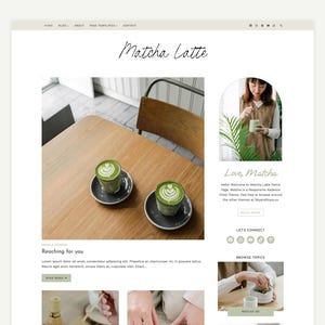 Könnte beinhalten: Eine Webseite mit dem Titel "Matcha Latte" in Schreibschrift. Die Seite zeigt Bilder von Matcha Lattes auf einem Holztisch, eine Person, die ein Matcha-Getränk hält, und andere verwandte Inhalte. Das Thema ist Matcha.