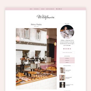 Puede incluir: Diseño web en rosa y blanco con la palabra "Wildflowers" en cursiva. La imagen principal muestra una exhibición de panadería con pasteles. El lado derecho incluye una sección de bienvenida y categorías de blog, con enfoque en estilo de vida.