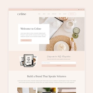 Könnte beinhalten: Ein Website-Mockup in einem zarten Rosa- und Weißton. Die Website zeigt den Namen "celine", eine Willkommensnachricht und ein Newsletter-Anmeldeformular. Das Bild zeigt auch eine Tischdekoration mit einem Kürbis und einem Glas.