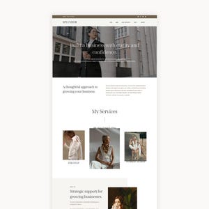 Puede incluir: Una plantilla de sitio web titulada Splendor que presenta una sección principal con una persona en un blazer oscuro, una sección de servicios con tres imágenes y encabezados de texto como Build a business with clarity and confidence.