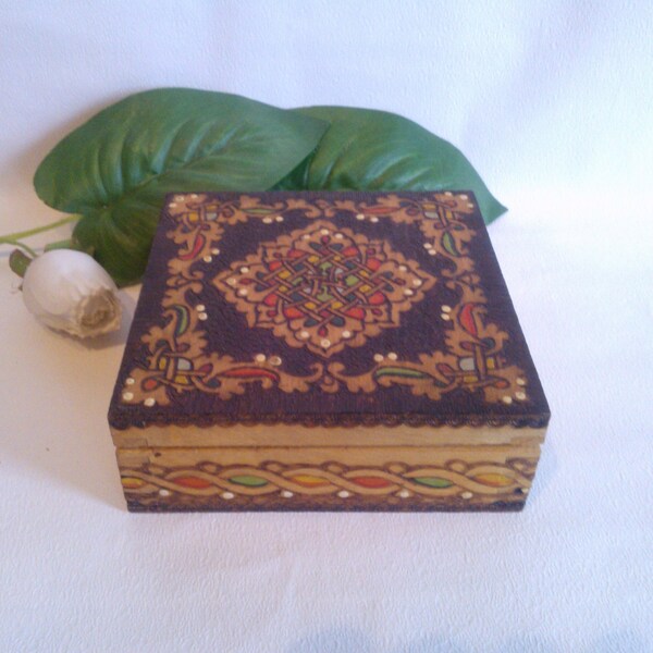 Vintage Wood Jewellery Box / Box decorated with pyrography