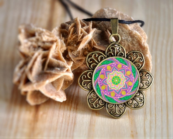 CIONDOLO INTAGLIATO CON UN MANDALA CIONDOLO INTAGLIATO CON UN MANDALA
